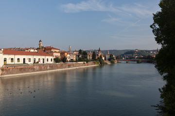 Fototapeta na wymiar Набережная реки Адиджа в Вероне