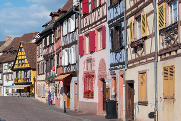 Fototapeta premium Kolorowe domy z muru pruskiego w dzielnicy Petite Venise (Mała Wenecja) w Colmar we Francji.