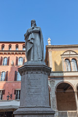 Fototapeta na wymiar Памятник Данте в Вероне