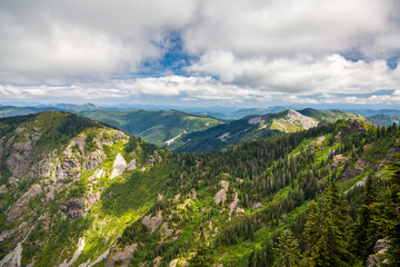 Fototapeta na wymiar Amazing view of the Southern Cascade Mountains in Washington State that seem to go on forever