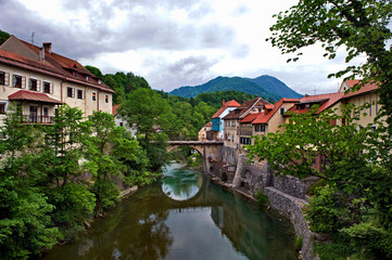 Fototapeta na wymiar Die Stadt Škofja Loka (deutsch Bischoflack) in Slowenien