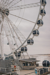 Obraz premium Ferris wheel by the sea