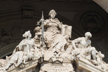 Justice statue at the gates of the roman palace of justice