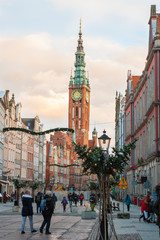 Fototapeta na wymiar Danzica, la via lunga e la torre del municipio