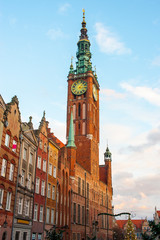 Danzica, la via lunga e la torre del municipio