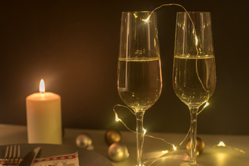 sekt im glas mit kerze und teller weihnachten