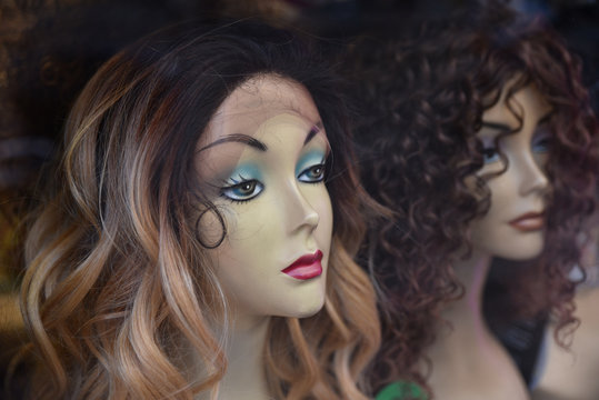 Perruque &agrave; m&egrave;ches blondes