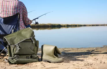 Poster Im Rahmen Mann angeln am Flussufer an einem sonnigen Tag. Platz für Text © New Africa