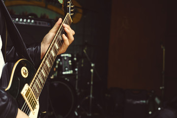 Naklejka premium the fingers on the guitar fretboard