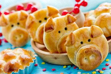 Pig buns, piggy dinner rolls, adorable edible pigs from dough, creative kids snack idea