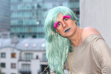 Dragqueen with green hair and pink eyelashes 