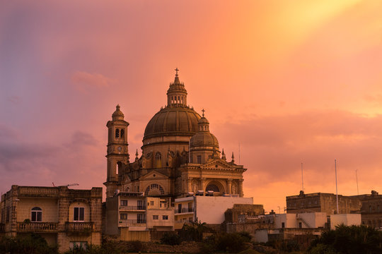 Le soleil se couche sur la basilique