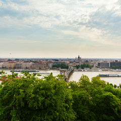 Obraz premium Panoramic view of Budapest from the Buda coast. View of St. Stephen's Basilica and Chain Bridge. Hungary