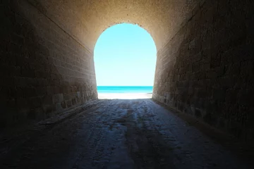 Photo sur Plexiglas Tunnel À l& 39 intérieur d& 39 un tunnel qui mène au bord de la mer, scène naturelle, plage de l& 39 Aliga, Méditerranée, Catalogne, Costa Dorada, L& 39 Ametlla de Mar, Tarragone, Espagne