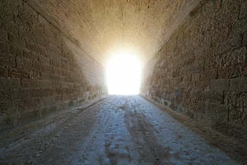 Photo sur Plexiglas Tunnel À l& 39 intérieur d& 39 un tunnel avec une lumière vive à la fin, scène naturelle, L& 39 Ametlla de Mar, Tarragone, Catalogne, Espagne