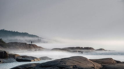 Obraz premium Kajakarze opuszczający wybrzeże wczesnym rankiem, Tadoussac, Quebec, Kanada