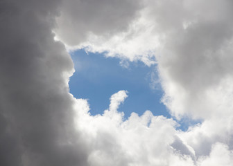 Nubes dejando ver el cielo azul en el centro