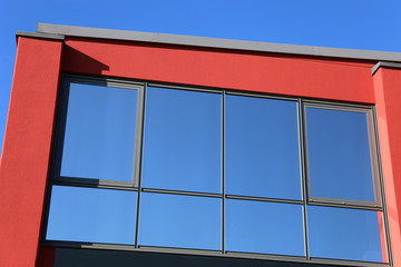 Große Fensterfront an modernem Gebäude