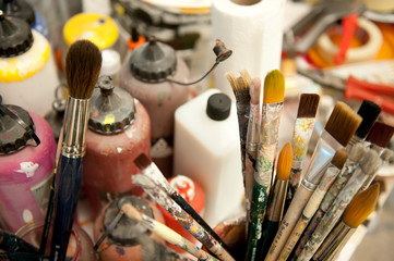 Malutensilien in einem Atelier