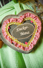 Oktoberfestaccessoir - Tasche in Form eines Lebkuchenherzes mit Aufschrift "Zucker-Maus"