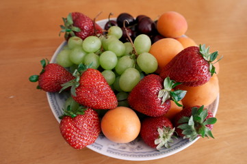 ягоды и фрукты на тарелке 