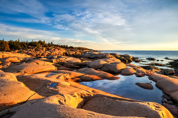 Obraz premium Niebiańskie światło na brzegu rzeki St-Lawrence, Grandes Bergeronnes, Quebec, Kanada