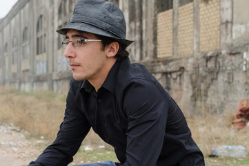 Hombre con sombrero, gafas y camisa negra 02