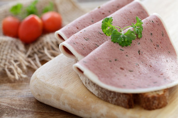 Leberpastete auf Brotscheibe