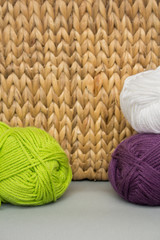 Cesto y madejas de estambre