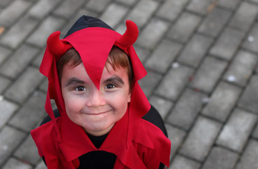 niño disfrazado de diablo sonriendo