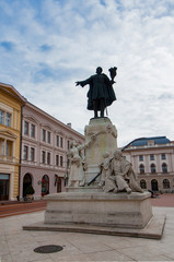 Die Statue namens Kossuth Lajos Szobor in Szeged, einer Stadt im S&uuml;den von Ungarn