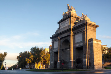 Obraz premium Historic monument Puerta de Toledo or Toledos gate in madrid. Autumn cityscape at sunrise. In Spain, Europe
