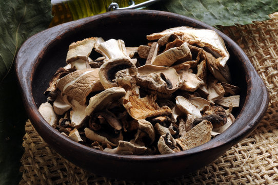Dried mushrooms Funghi secchi Ghampiñones secos ft61100709 Hongos getrocknete Pilze 