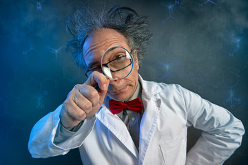 Funny scientist looking through a magnifying glass - obrazy, fototapety, plakaty