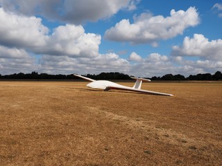 Segelflugzeug in Schutzhülle © Jademacro