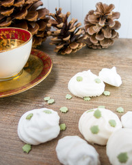 Weihnachtliches Baiser, Meringue, Tannenzapfen, Teetasse
