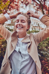 Herbst Mode Mantel spa&szlig; Blogger Blondes Model Citylife