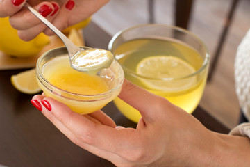 making lemon tea with honey 