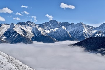 Fototapeta na wymiar Sea of clouds on our way from Rilongzhen to Chengdu, Sichuan, China