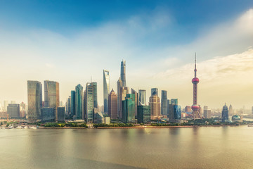 Fototapeta premium Widok z lotu ptaka na Szanghaj w Chinach. Piękna dzienna panorama z drapaczami chmur i rzeką Hunapu.