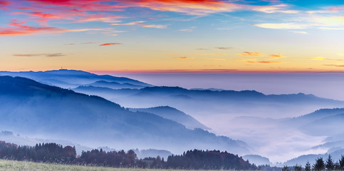 Naklejka premium Malowniczy górski krajobraz. Widok na Schwarzwald, Niemcy, o zachodzie słońca. Kolorowe tło podróży.