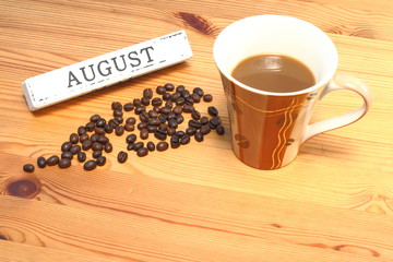 Kalender August mit Kaffeetasse und Bohnen