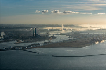 Fototapeta na wymiar vue aérienne du port du Havre au petit matin dans la brume en France