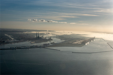 Fototapeta na wymiar vue aérienne du port du Havre au petit matin dans la brume en France