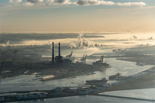 vue aérienne du port du Havre au petit matin dans la brume en France