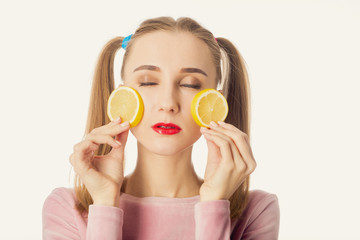 Obraz na płótnie Canvas girl with lemon