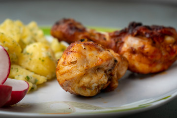 Hühnerkeulen mit Kartoffelsalat