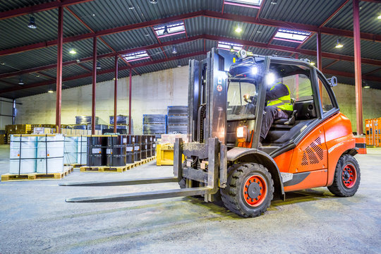 Gabelstapler in einem Lagerhaus