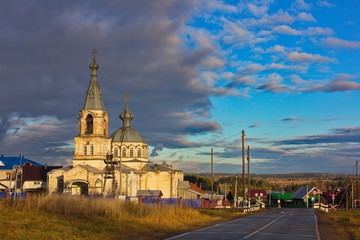 Obraz premium Church of the 19th century on the background of the autumn sky