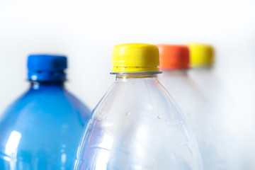 Plastik Flaschen mit Schraubverschluß hintereinander